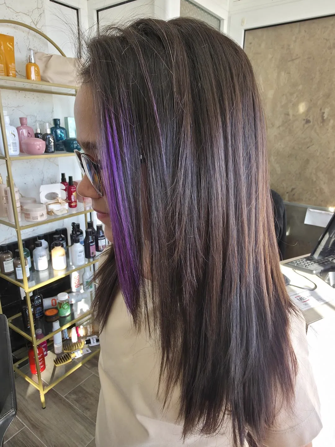 Coloração de fantasia com madeixa roxa