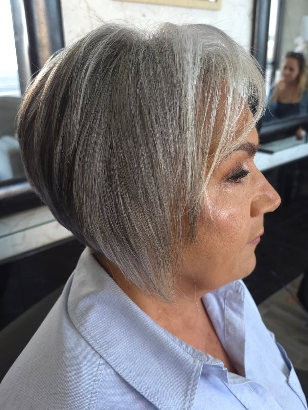 Corte e cor em tons prateados