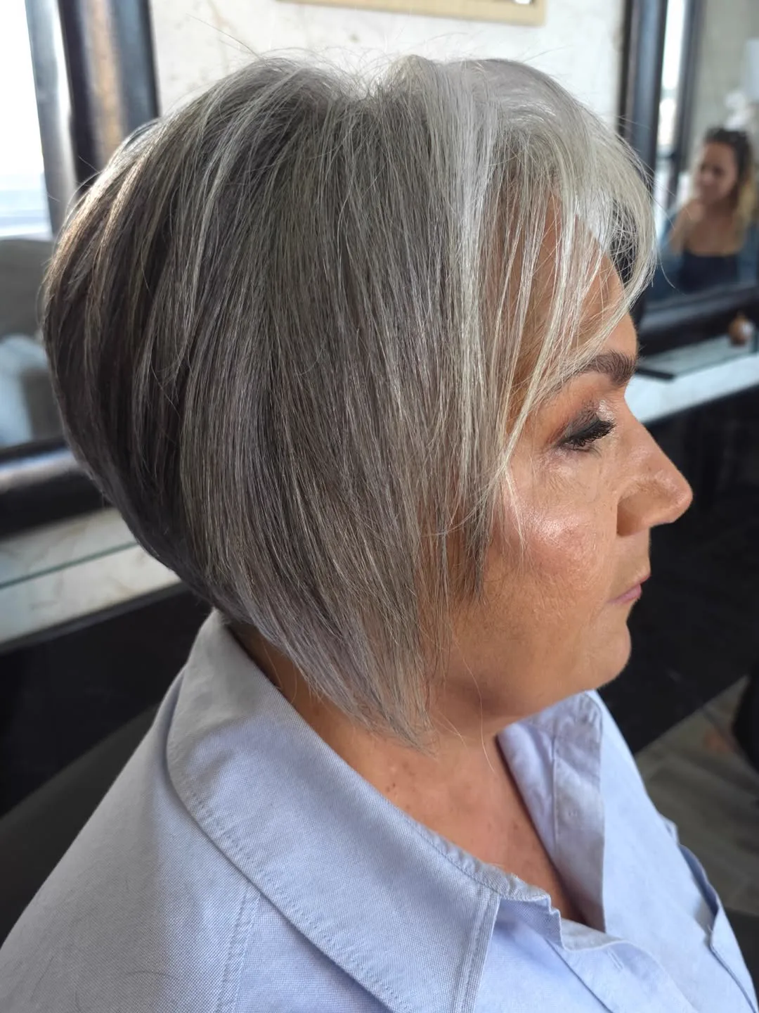 Corte e cor em tons prateados